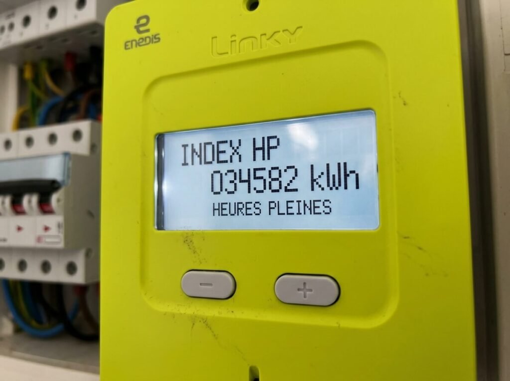 Compteur bloqué en heures pleines : les causes et ce qu’il faut faire 1 Écran digital d'un compteur Linky montrant l'index de consommation bloqué sur la tranche HP.